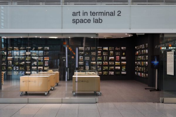 Noch bis 30. April 2024 ist die Ausstellung „Regen – Wald 3“, eine Fortsetzung der „Regen – Wald“-Reihe von Markus Heinsdorff im Terminal 2 des Münchner Flughafens zu sehen. © Haus der Fotografie Burghausen Noch bis 30. April 2024 ist die Ausstellung „Regen – Wald 3“, eine Fortsetzung der „Regen – Wald“-Reihe von Markus Heinsdorff im Terminal 2 des Münchner Flughafens zu sehen. © Haus der Fotografie Burghausen