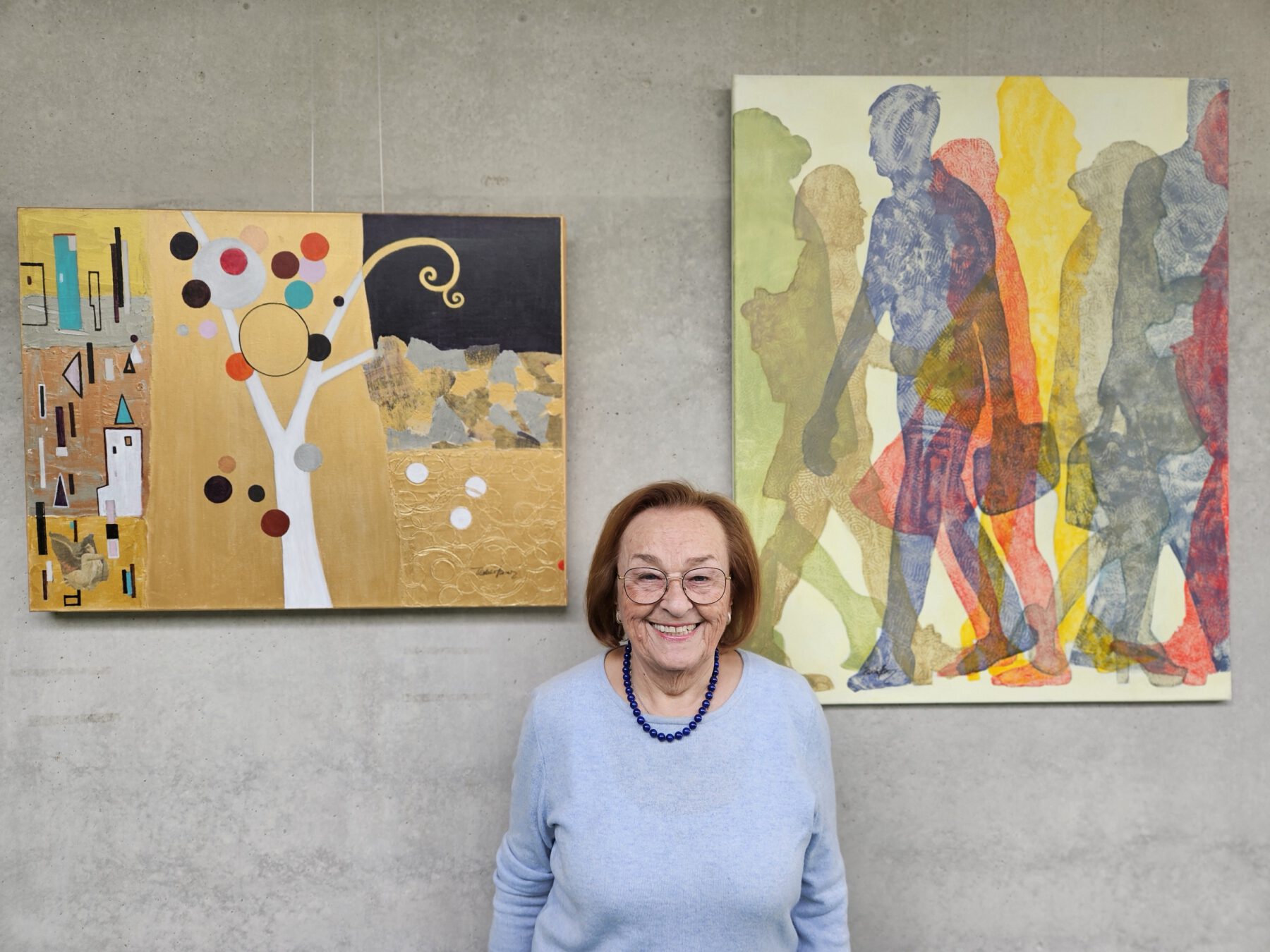 Katalin Harrer vor zwei ihrer Werke, die im Haus der Familie ausgestellt sind. © Haus der Familie