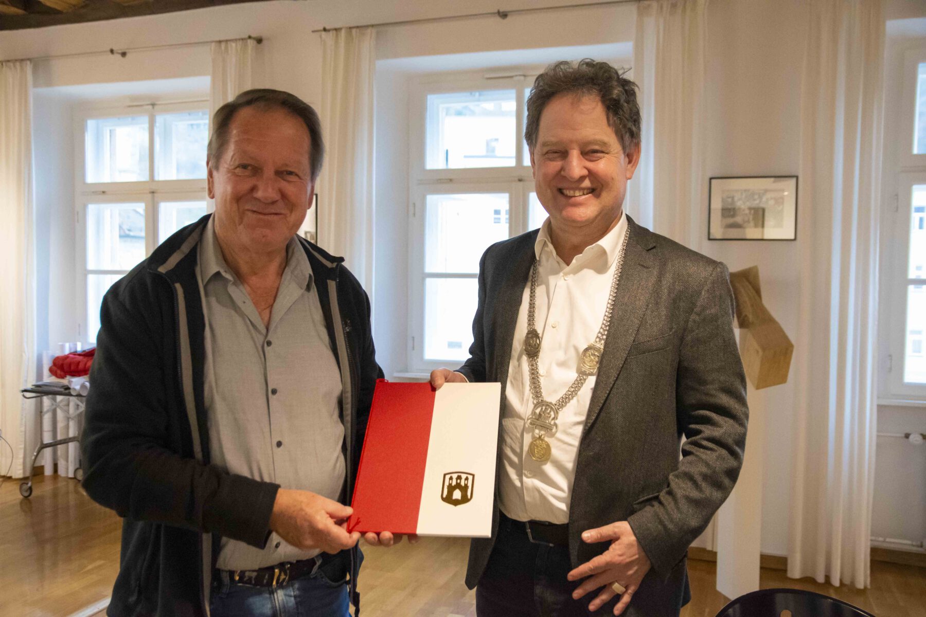 Dieter Szehr ist neuer Feldgeschworener in Burghausen. Erster Bürgermeister Florian Schneider vereidigte den Ehrenamtlichen in seinem Büro. © Stadt Burghausen/ebh