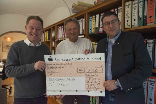 Die Stadt unterstützt eine Spendenaktion des Rotary Club Altötting-Burghausen und des Bauingenieurs Norbert Wagner mit 2.000 Euro. Insgesamt kamen für das Schulprojekt in Sri Lanka 5.000 Euro zusammen. © Stadt Burghausen/ebh Die Stadt unterstützt eine Spendenaktion des Rotary Club Altötting-Burghausen und des Bauingenieurs Norbert Wagner mit 2.000 Euro. Insgesamt kamen für das Schulprojekt in Sri Lanka 5.000 Euro zusammen. © Stadt Burghausen/ebh