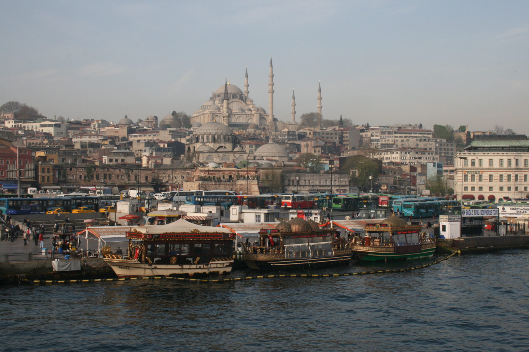 Ein Besuch der Hagia Sophia, eine Bootsfahrt entlang des Bosporus, Impressionen aus dem Theater in Kuşadası – die Burghauser Stadtreise 2024 steuert zahlreiche attraktive Ziele an © RT Reisen