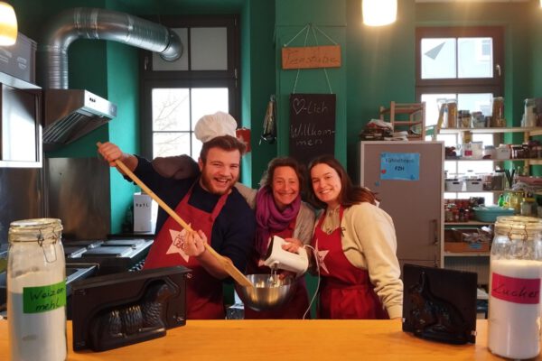 Marcel Anslinger, Monika Lengyel und Sarah Waizmann freuen sich schon auf viele Kinder, die in den Osterferien 2024 im Freizeitheim spielen, basteln, tanzen und kochen. © Freizeitheim Burghausen