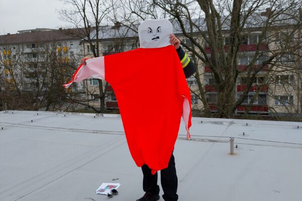 In Zusammenarbeit mit dem Burghauser Bauhof und der Freiwilligen Feuerwehr Burghausen wurden die Vogelscheuche und die Lautsprecher auf dem Dach der Kita St. Konrad installiert. © Stadt Burghausen/Umweltamt