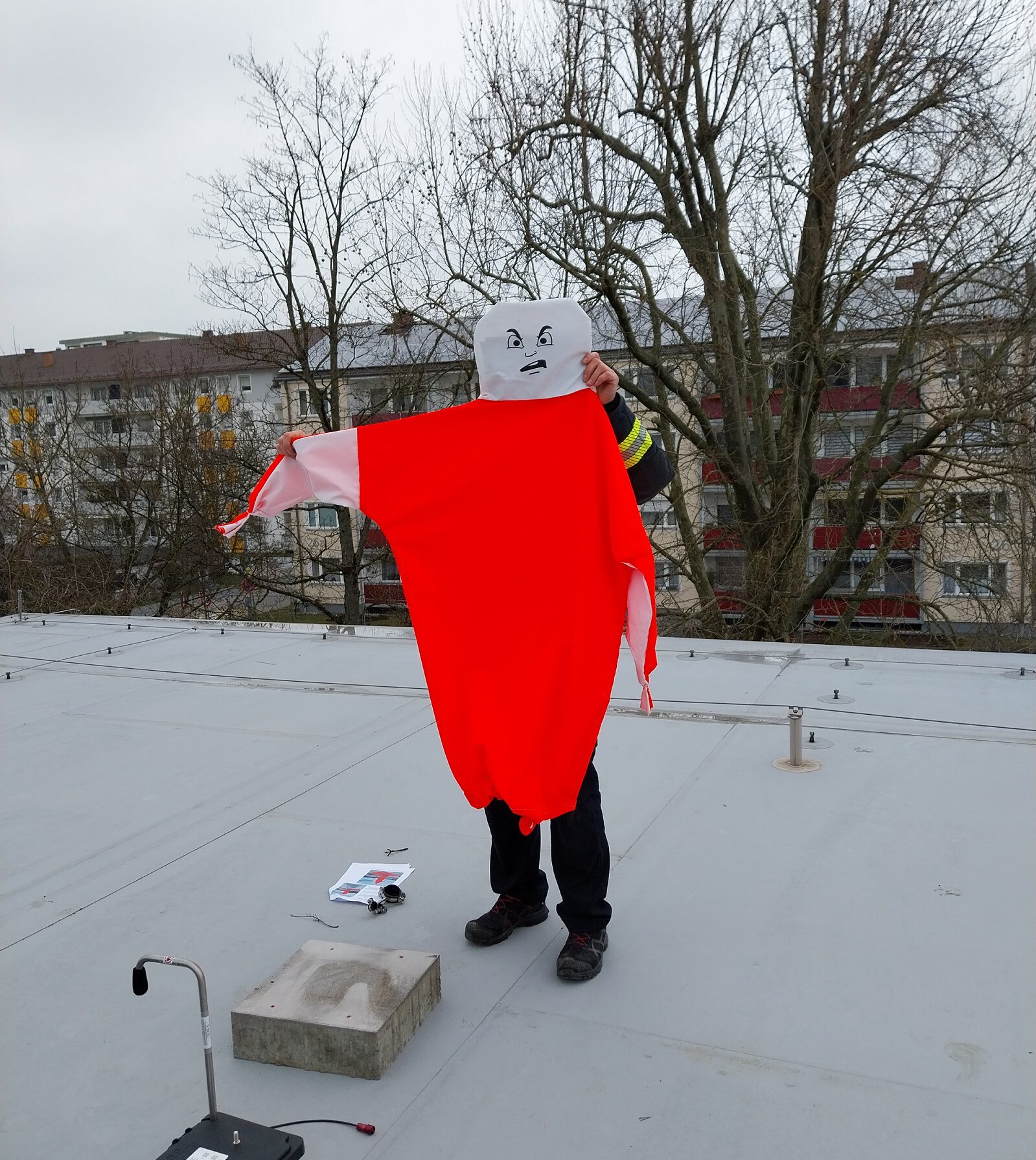 In Zusammenarbeit mit dem Burghauser Bauhof und der Freiwilligen Feuerwehr Burghausen wurden die Vogelscheuche und die Lautsprecher auf dem Dach der Kita St. Konrad installiert. © Stadt Burghausen/Umweltamt