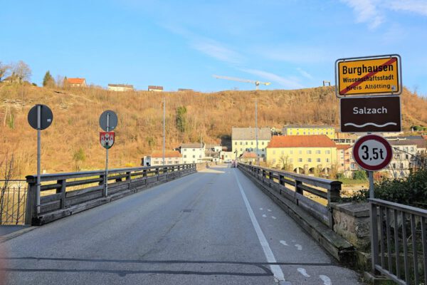 Das Holzgeländer der Alten Brücke wird in den Osterferien 2024 saniert. © Stadt Burghausen/ebh