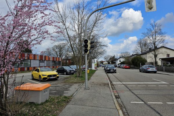 Im Zuge des Erweiterungsbaus der Hans-Kammerer-Schule und der Umgestaltung des Pausenhofs werden auch die Parkplätze entlang der Marienberger Str. vom 25. März bis 26. April 2024 neu gebaut. Die Straße ist deswegen gesperrt. © Stadt Burghausen/ebh