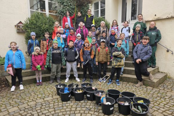Die Dritt- und Viertklässler der Hans-Stethaimer-Schule mit den FÖJlerinnen nach der Müllsammelaktion. © Foto Stadt Burghausen/ebh