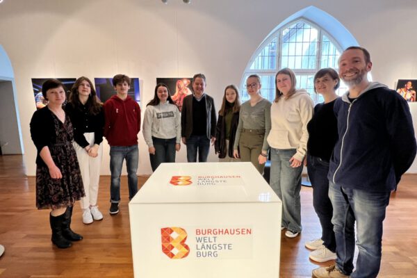 Die Delegation aus der slowenischen Partnerstadt Ptuj begleitet durch Stefan Angstl vom Aventinus Gymnasium im Rathaus mit Erstem Bürgermeister Florian Schneider. Fotocredit: Stadt Burghausen/köx