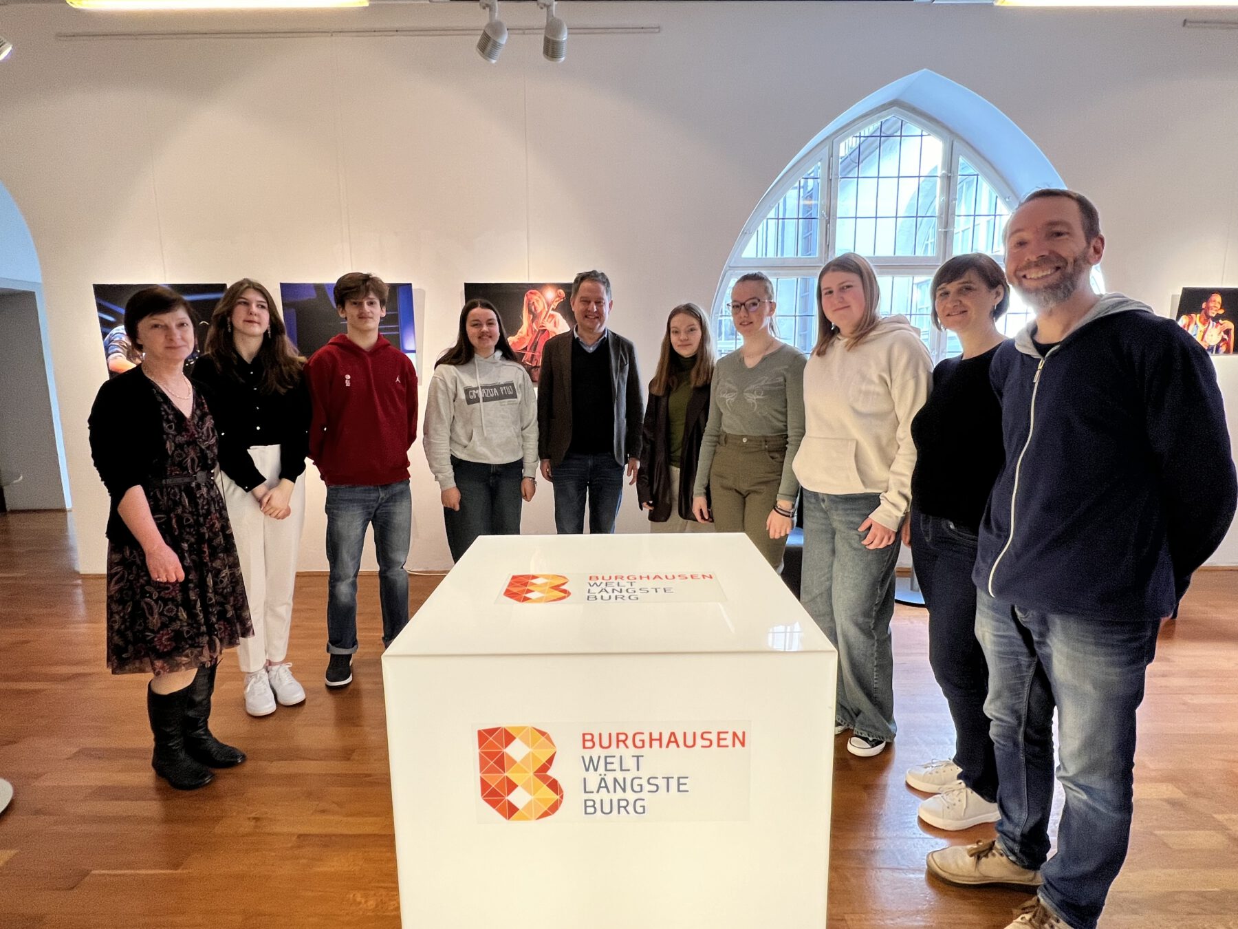 Die Delegation aus der slowenischen Partnerstadt Ptuj begleitet durch Stefan Angstl vom Aventinus Gymnasium im Rathaus mit Erstem Bürgermeister Florian Schneider. Fotocredit: Stadt Burghausen/köx