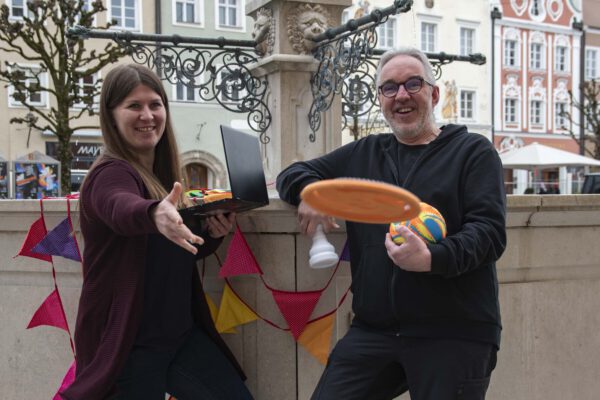 Anna Leitmann, Leiterin der IT-Abteilung, und Hannes Schwankner, Leiter der Jugendarbeit, freuen sich, dass schon jetzt viele Anbieter begonnen haben, ihre Kurse selbst in das Programm einzutragen. © Stadt Burghausen/ebh Anna Leitmann, Leiterin der IT-Abteilung, und Hannes Schwankner, Leiter der Jugendarbeit, freuen sich, dass schon jetzt viele Anbieter begonnen haben, ihre Kurse selbst in das Programm einzutragen. © Stadt Burghausen/ebh