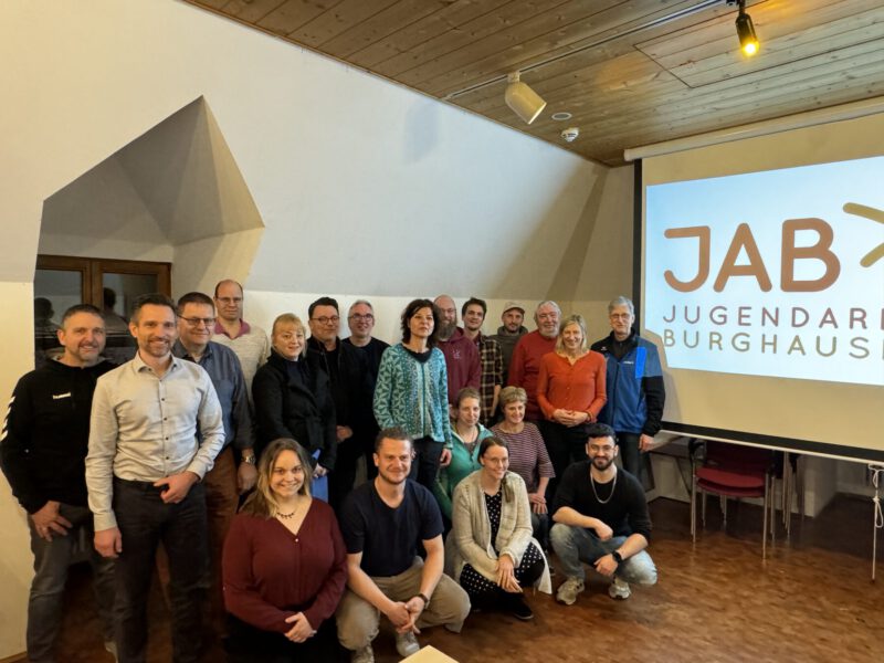 Zum gemeinsamen Kick-Off des ausgeweiteten Ferienprogramms waren schon einige Anbieter wie der SV Wacker, der TV 1868 oder Frauen helfen Frauen e. V. im JUZ zusammengekommen, um sich die neuen Funktionen erklären zu lassen. © Jugendarbeit Burghausen