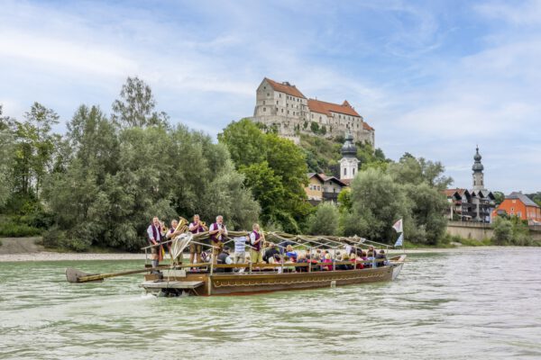 Plättenfahrt_c_Burghauser Touristik 10.000 Gäste genossen den Blick auf Burg und Altstadt von der Plätte aus. Fotocredit: Burghauser Touristik