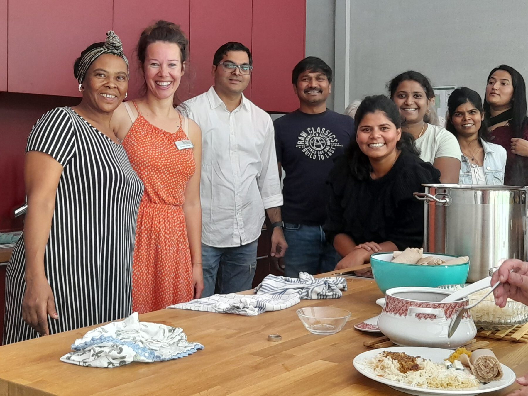 Nicht jeder kann sich einen Besuch im Restaurant leisten. Wie schön ist es jedoch, sich an einen liebevoll gedeckten Tisch zu setzen und ein leckeres Essen und Getränke zu genießen…? Und auch gegen das Alleinsein hilft so ein gemeinsames Mittagessen! Foto: Haus der Familie