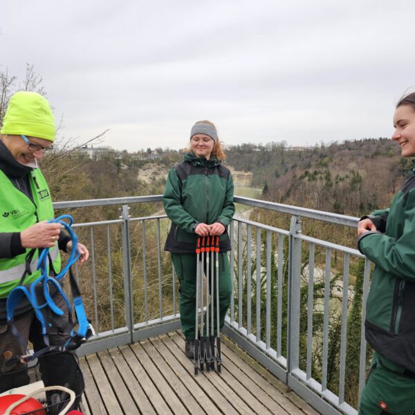 Dorothea Friemel vom Natur- und Umweltschutz-Team des DAV-Burghausen, mit den FÖJlerinnen Judith Schärl und Ariane Wacker © Stadt Burghausen/ebh