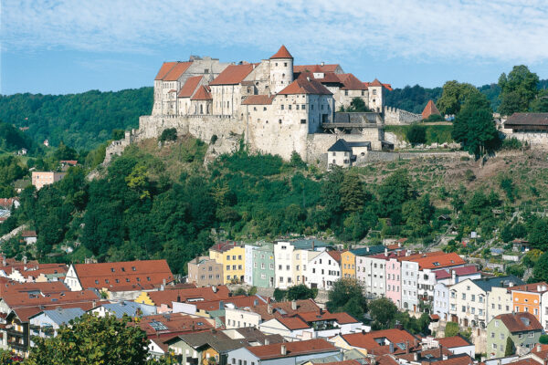 DE001187 Burg zu Burghausen, Hauptburg von Nordosten. Bei der Abbildung auf dem Cover des AF wurde fälschlicher Weise von der Bildbearbeitung ganz rechts ein Turm dazu hineinkopiert