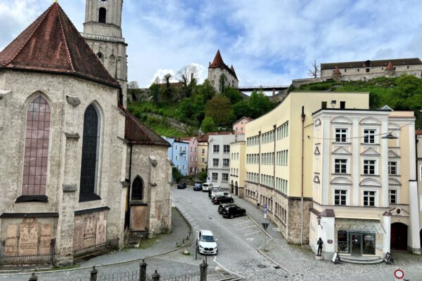 Der Kirchplatz wie man ihn kennt. So wird es aber ab 6. Mai 2024 nicht mehr aussehen. Die Grundschule wird grundlegend saniert. Fotocredit: Stadt Burghausen / köx