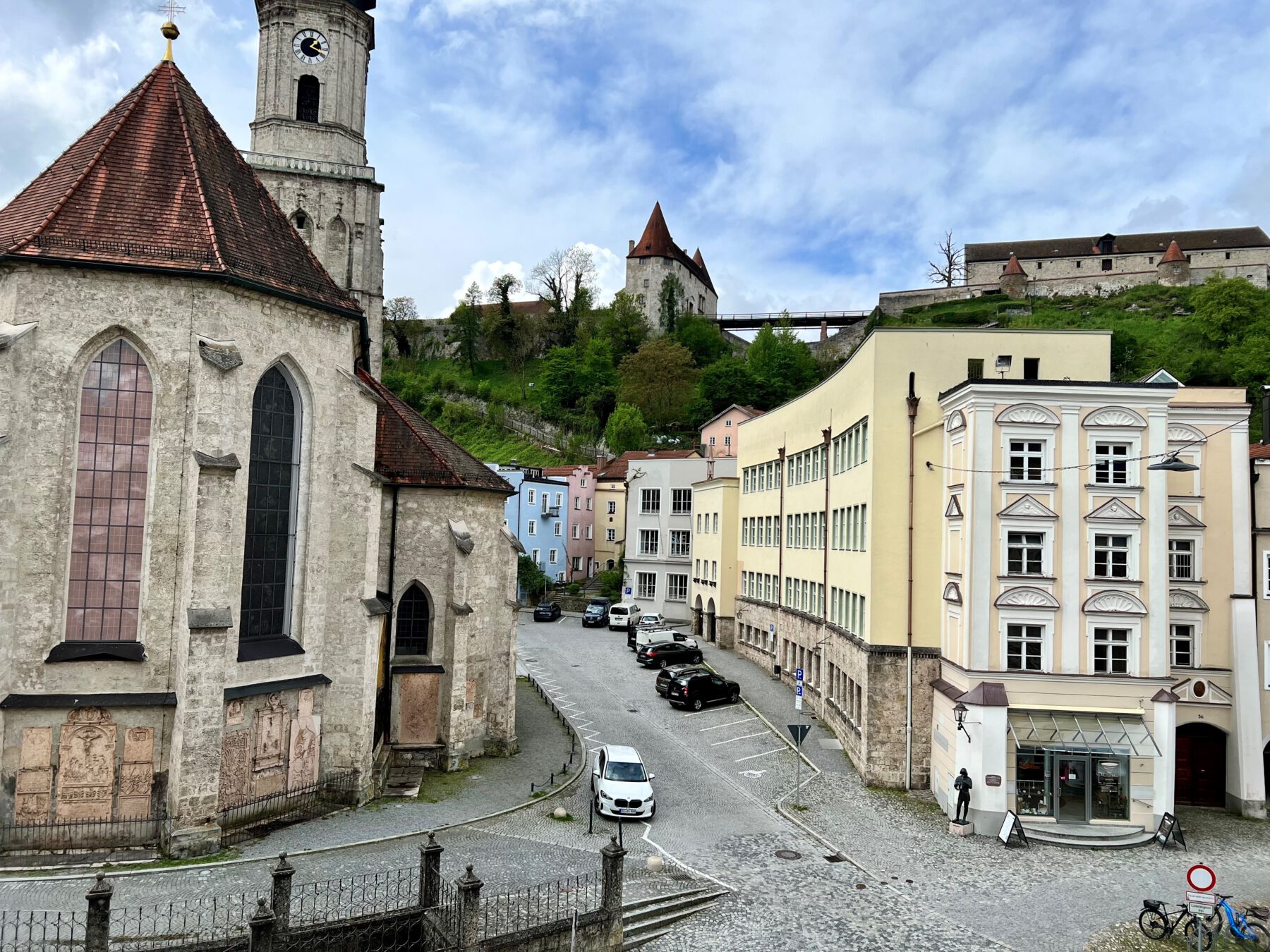 Der Kirchplatz wie man ihn kennt. So wird es aber ab 6. Mai 2024 nicht mehr aussehen. Die Grundschule wird grundlegend saniert. Fotocredit: Stadt Burghausen / köx