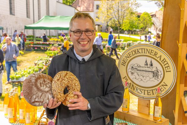 Klostermarkt Raitenhaslach (2)_c_Burghauser Touristik Schmackhafte Bio-Brote gibt’s vom Bendiktinerabtei Plankstetten. Fotocredit: Burghauser Touristik