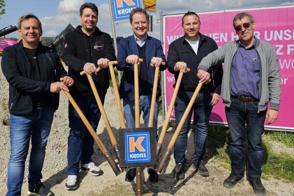 Spatenstich für die letzten Bauarbeiten für den Breitbandausbau: Hans Grünzinger, Baubegleiter des Breitbandausbaus in Burghausen, Michael Neumeier, zuständiger Teamleiter des Breitbandausbaus der Deutschen Telekom, Erster Bürgermeister Florian Schneider, Alexander Brunner, örtlicher Bauleiter, und Wilhelm Ochsenbauer, Bauleiter © Stadt Burghausen/ebh