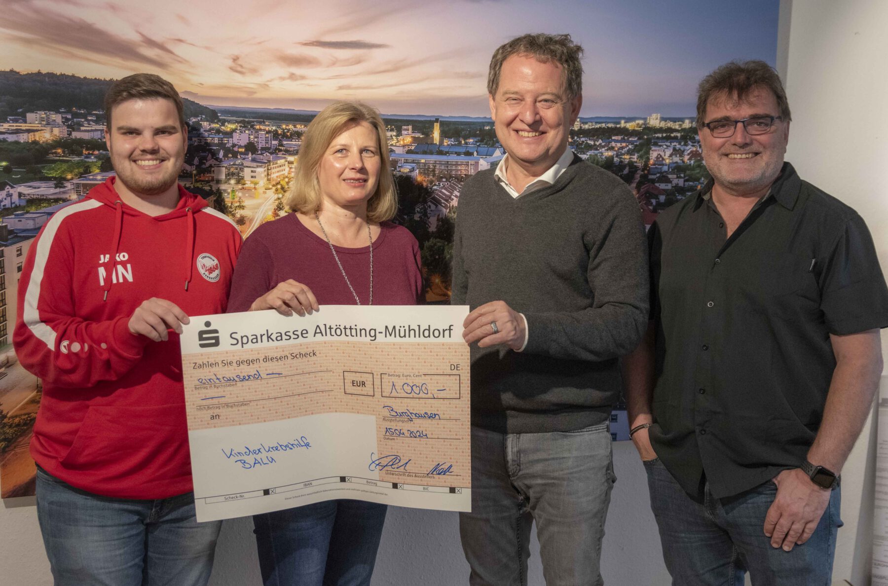 (V. l. n. r.) Michael Noll, stellvertretender Vereinsvorstand des TV 1868 Burghausen, Claudia Erkelenz von der Kinderkrebshilfe BALU, Erster Bürgermeister Florian Schneider und Richard Noll, Leiter der Fußball-Abteilung des TV 1868 Burghausen bei der Spendenübergabe © Stadt Burghausen/ebh