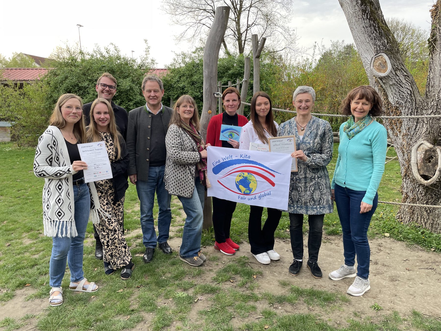 Engagieren sich für eine kultursensible Haltung und Nachhaltigkeit – die Burghauser Eine Welt-Kitas Sportkita, Kita St. Konrad und das Integrative Wöhler Kinderhaus. Im Bild: Rebecca Trost und Anais Bachg, Sportkita, Maximilian Weiß, St. Konrad, Erster Bürgermeister Florian Schneider, Berit Schurse, Projektkoordinatorin Eine Welt-Kita, Melanie Krieger, Nadja Schubert und Brigitte Baumgartner, Wöhler Kinderhaus mit Sozialreferentin Sabine Bachmeier © Stadt Burghausen/cha