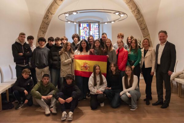 Die 23 Schülerinnen und Schüler, elf aus Madrid und zwölf vom Kumax-Gymnasium, besuchten im Rahmen ihres Austauschprogramm das Rathaus. Dita Adzivor, Deutschlehrerin an der Austauschschule in Madrid (hinten Mitte), Annette Hopf, Spanischlehrerin am Kumax-Gymnasium (2. v. r.), Erster Bürgermeister Florian Schneider (r.) © Stadt Burghausen/ebh