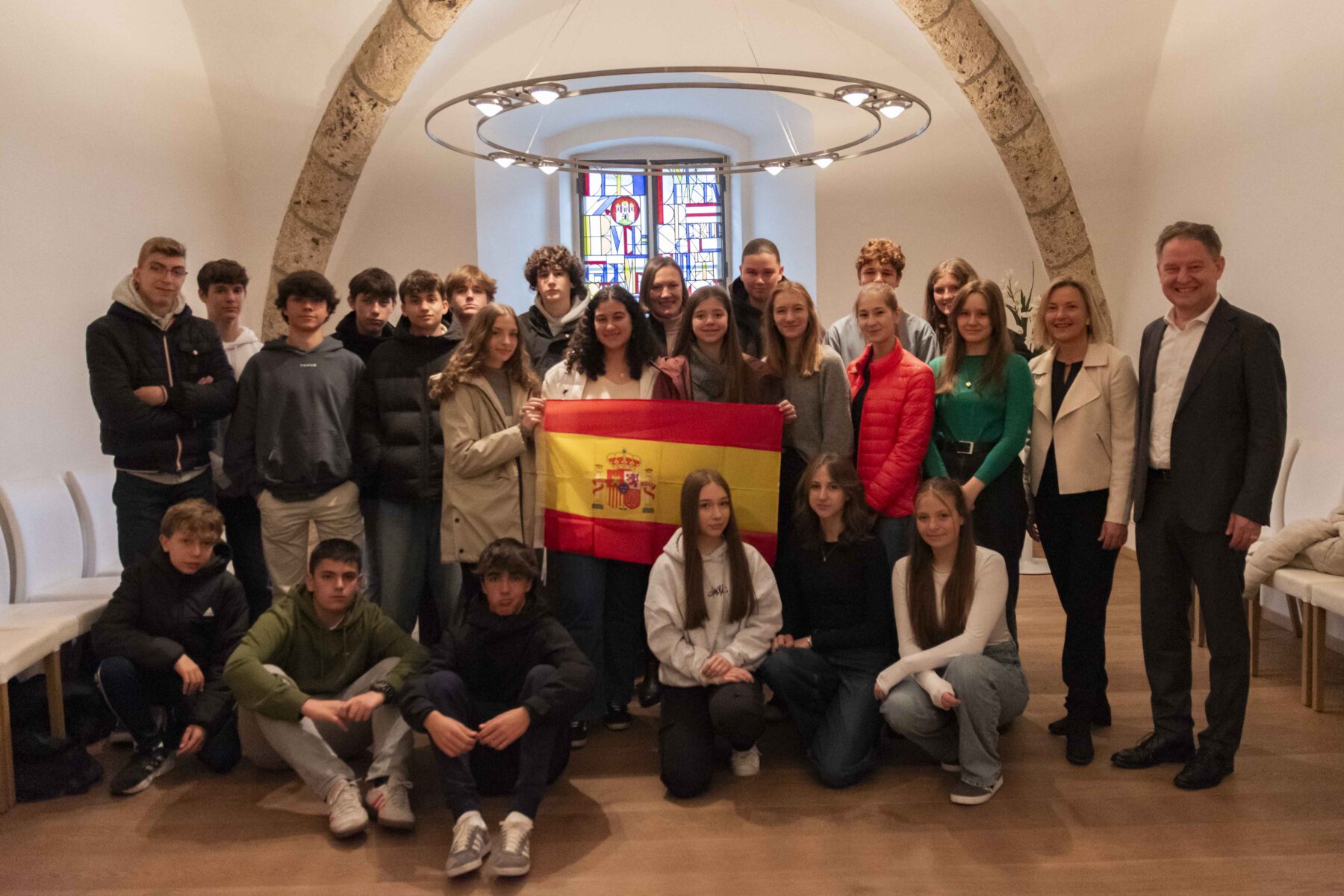 Die 23 Schülerinnen und Schüler, elf aus Madrid und zwölf vom Kumax-Gymnasium, besuchten im Rahmen ihres Austauschprogramm das Rathaus. Dita Adzivor, Deutschlehrerin an der Austauschschule in Madrid (hinten Mitte), Annette Hopf, Spanischlehrerin am Kumax-Gymnasium (2. v. r.), Erster Bürgermeister Florian Schneider (r.) © Stadt Burghausen/ebh