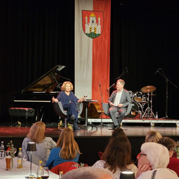 PM 116 Michaaela May und Bürgermeister Schneider im Gespräch bei der dritten Ehrenamtsgala der Stadt Burghausen Foto Eberle