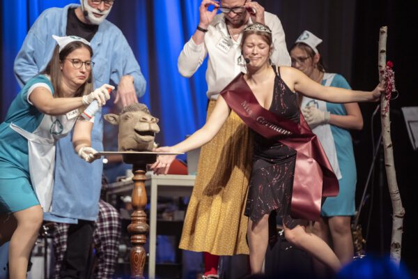 Am 4. Mai 2024 führen Jugendliche und Erwachsene aus der sächsischen Partnerstadt Hohenstein-Ernstthal ein Musical im Burghauser Bürgerhaus auf © Stadt Hohenstein Ernstthal