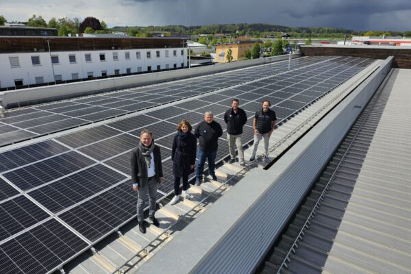 (V. l. n. r.) Erster Bürgermeister Florian Schneider, Tanja Erb von der EBG, Werner Steinbrunner und Gerhard Pemwieser von Elektro Rösler sowie Bauhofleiter Peter Schweikl auf dem Dach des Bauhofs, das nun fast komplett mit Solarstrom-Modulen bedeckt ist © Stadt Burghausen/ebh