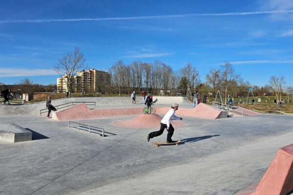 Am 13. April 2024 ist die offizielle Eröffnung des Skateparks – samt Wettbewerben, Grillen und Afterparty im JUZ © Stadt Burghausen/ebh Am 13. April 2024 ist die offizielle Eröffnung des Skateparks – samt Wettbewerben, Grillen und Afterparty im JUZ © Stadt Burghausen/ebh