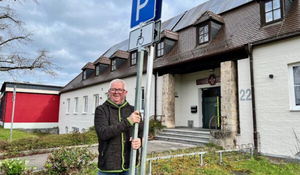 Martin Hinterwinkler, Leiter des Ordnungsamtes, zeigt den Platz für die zusätzlichen Behindertenparkplätze zur Mai Wies`n 2024. Die Parkplätze gelten dann für den gesamten Festzeitraum von 3. Bis 12. Mai. Fotocredit: Stadt Burghausen/köx
