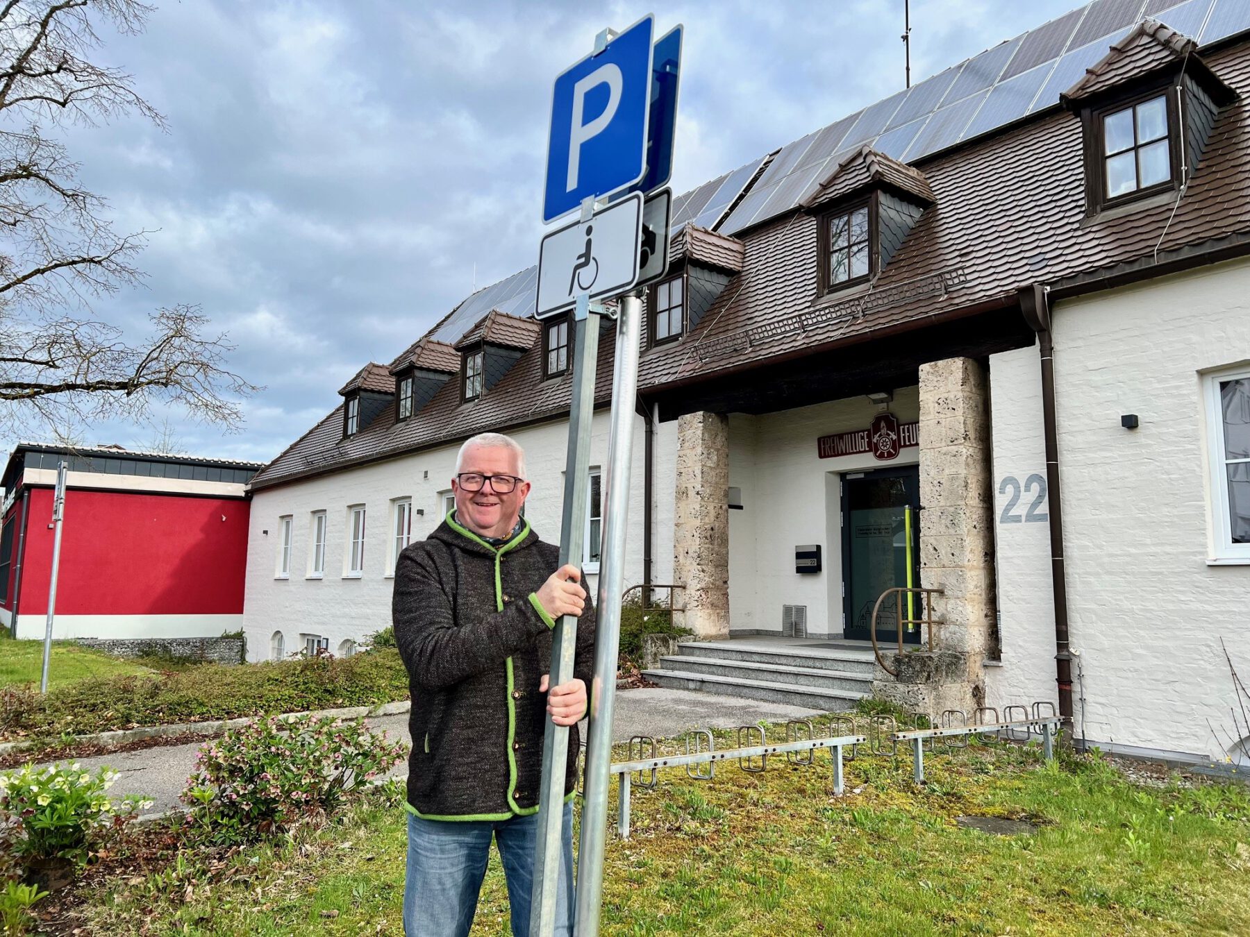 Martin Hinterwinkler, Leiter des Ordnungsamtes, zeigt den Platz für die zusätzlichen Behindertenparkplätze zur Mai Wies`n 2024. Die Parkplätze gelten dann für den gesamten Festzeitraum von 3. Bis 12. Mai. Fotocredit: Stadt Burghausen/köx
