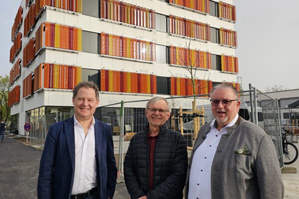 Erster Bürgermeister Florian Schneider, Stadtrat und Schulreferent Norbert Englisch und Projektleiter und Geschäftsstellenleiter Werner Lechner vor dem fast fertigen Erweiterungsbau der Hans-Kammerer-Schule © Stadt Burghausen/ebh Erster Bürgermeister Florian Schneider, Stadtrat und Schulreferent Norbert Englisch und Projektleiter und Geschäftsstellenleiter Werner Lechner vor dem fast fertigen Erweiterungsbau der Hans-Kammerer-Schule © Stadt Burghausen/ebh