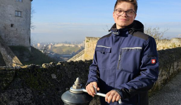 Luca Ringsquandl, Auszubildender zur Fachkraft für Wasserversorgungstechnik bei den Stadtwerken Burghausen, kontrolliert einen der Hydranten auf der Burg © Stadt Burghausen/ebh