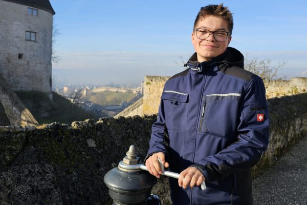 PM 96 Stadt Burghausen Arbeiten mit der wichtigsten Ressource der Welt Azubi Luca Ringsquandl Foto ebh Luca Ringsquandl, Auszubildender zur Fachkraft für Wasserversorgungstechnik bei den Stadtwerken Burghausen, kontrolliert einen der Hydranten auf der Burg © Stadt Burghausen/ebh