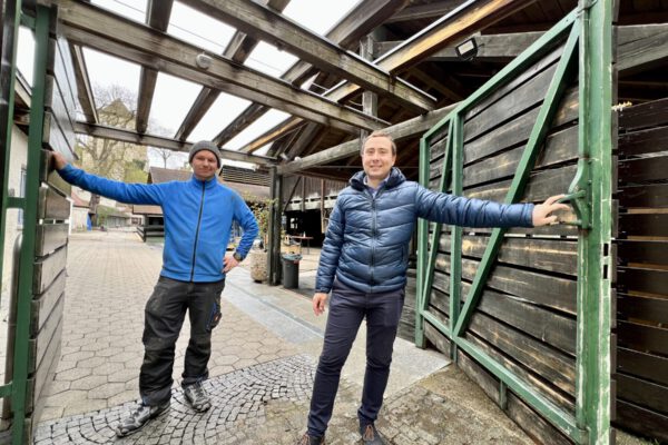 Bädermeister Dennis Clemens und Bäderleiter Stefan Sajdak öffnen für Sie die Türen am 6. und 7. april 2024 - der Eintritt ist kostenlos Foto Stadt Burghausen / köx Bädermeister Dennis Clemens und Bäderleiter Stefan Sajdak öffnen für Sie die Türen am 6. und 7. april 2024 - der Eintritt ist kostenlos Foto Stadt Burghausen / köx