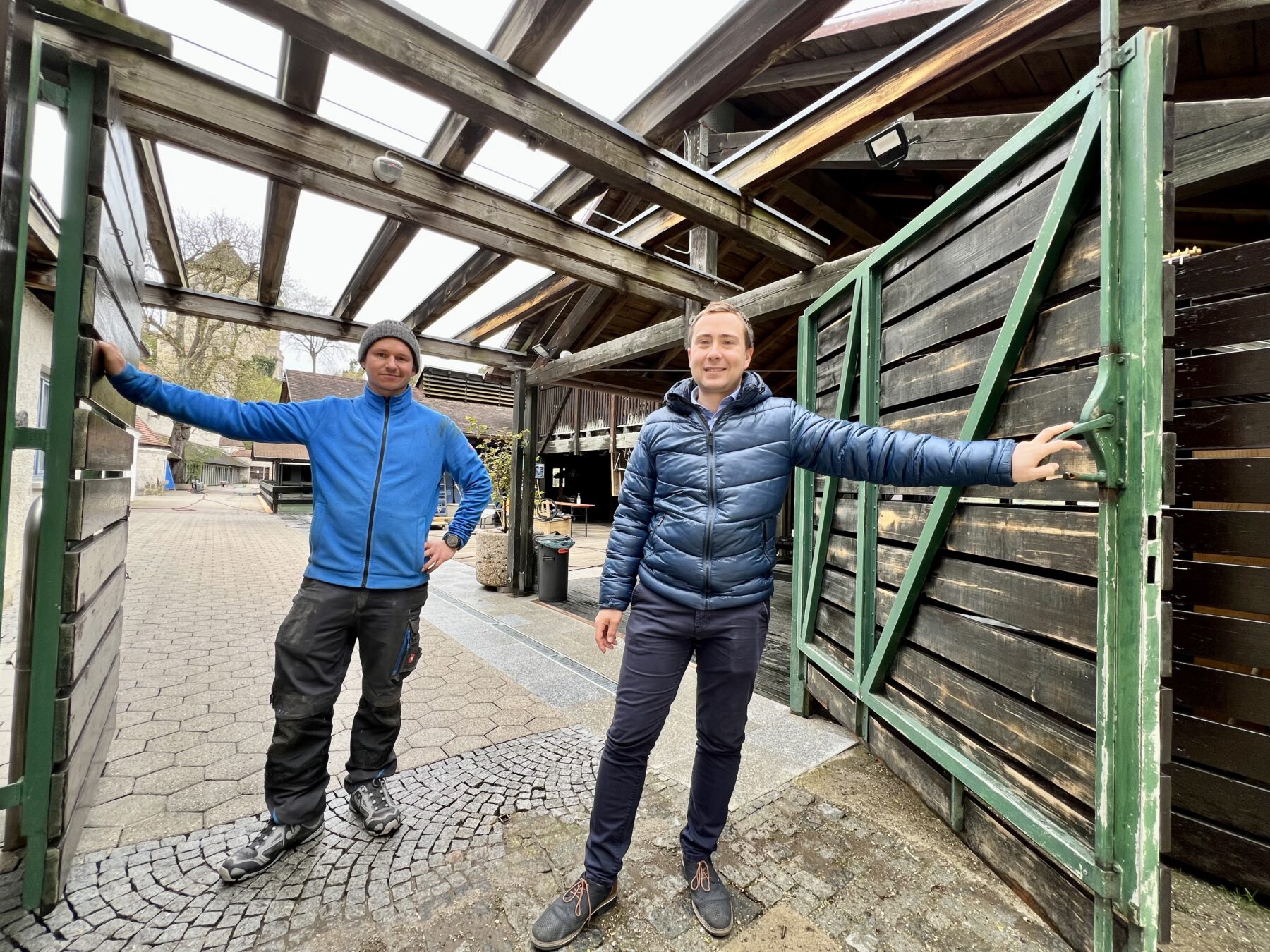 Bädermeister Dennis Clemens und Bäderleiter Stefan Sajdak öffnen für Sie die Türen am 6. und 7. april 2024 - der Eintritt ist kostenlos Foto Stadt Burghausen / köx
