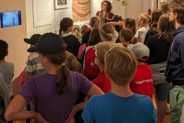 Fotobeschreibung: Die Wasserwacht Burghausen zu Besuch im Stadtmuseum Fotocredit: Robin von Taeuffenbach / Stadtmuseum Burghausen