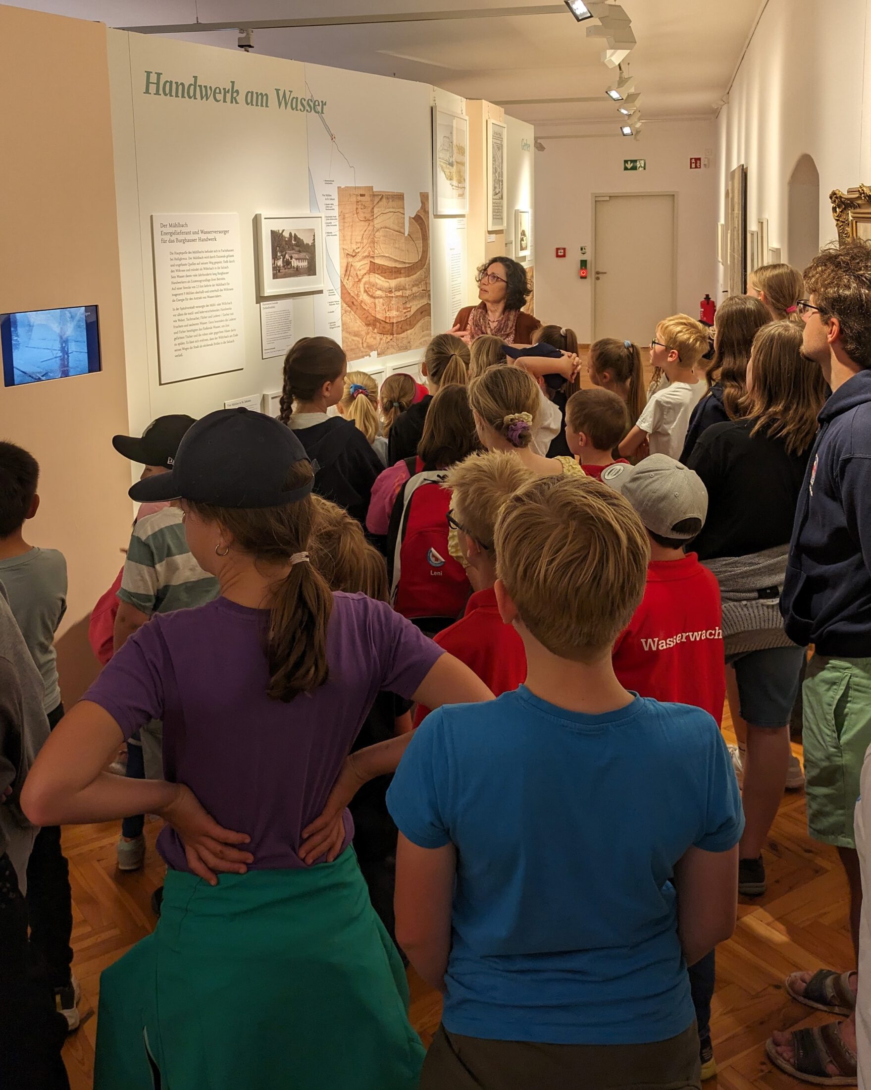 Fotobeschreibung: Die Wasserwacht Burghausen zu Besuch im Stadtmuseum Fotocredit: Robin von Taeuffenbach / Stadtmuseum Burghausen