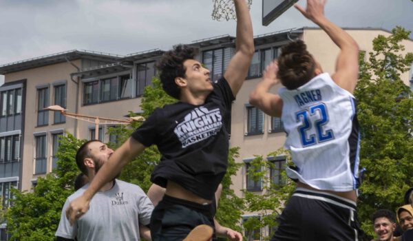 Das Streetball-Turnier am Bürgerplatz ist seit vielen Jahren eine Bereicherung am Vatertag. Fotocredit: Hannah Eberle / Stadt Burghausen