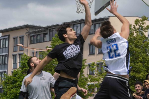 Das Streetball-Turnier am Bürgerplatz ist seit vielen Jahren eine Bereicherung am Vatertag. Fotocredit: Hannah Eberle / Stadt Burghausen Das Streetball-Turnier am Bürgerplatz ist seit vielen Jahren eine Bereicherung am Vatertag. Fotocredit: Hannah Eberle / Stadt Burghausen
