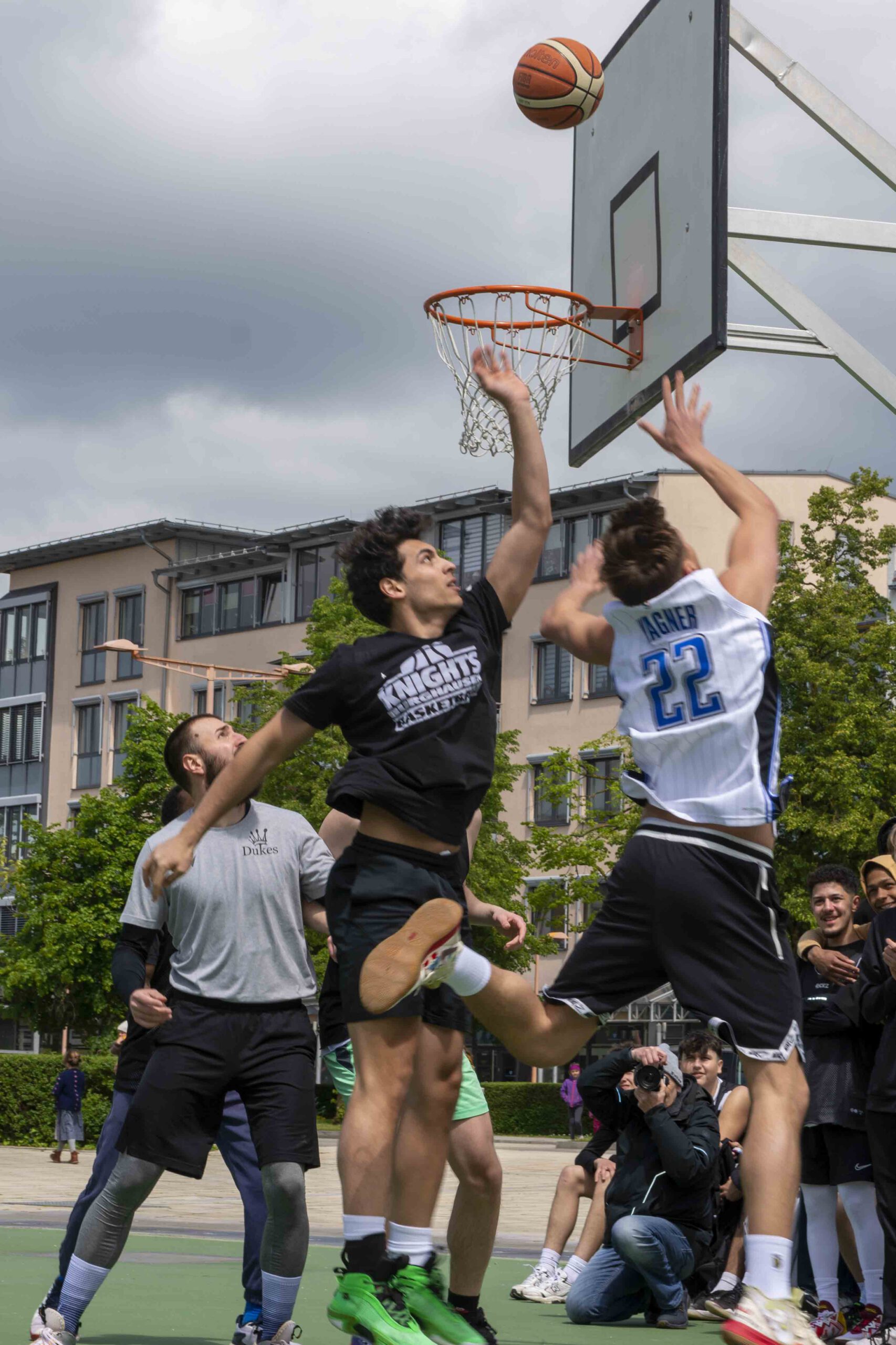 Das Streetball Turnier am Bürgerplatz ist seit vielen Jahren eine Bereicherung am Vatertag  Fotocredit: Hannah Eberle / Stadt Burghausen