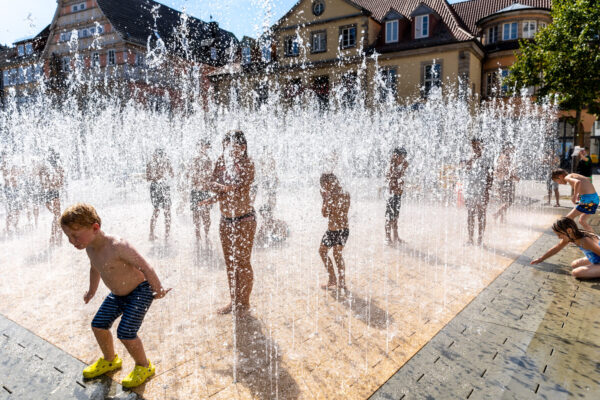 Nicht nur, aber vor allem Kinder lieben das Wasserlabyrinth namens „PlayFountain“. Es trägt auch dazu bei, dass sich die Innenstädte abkühlen. Ice-World GmbH
