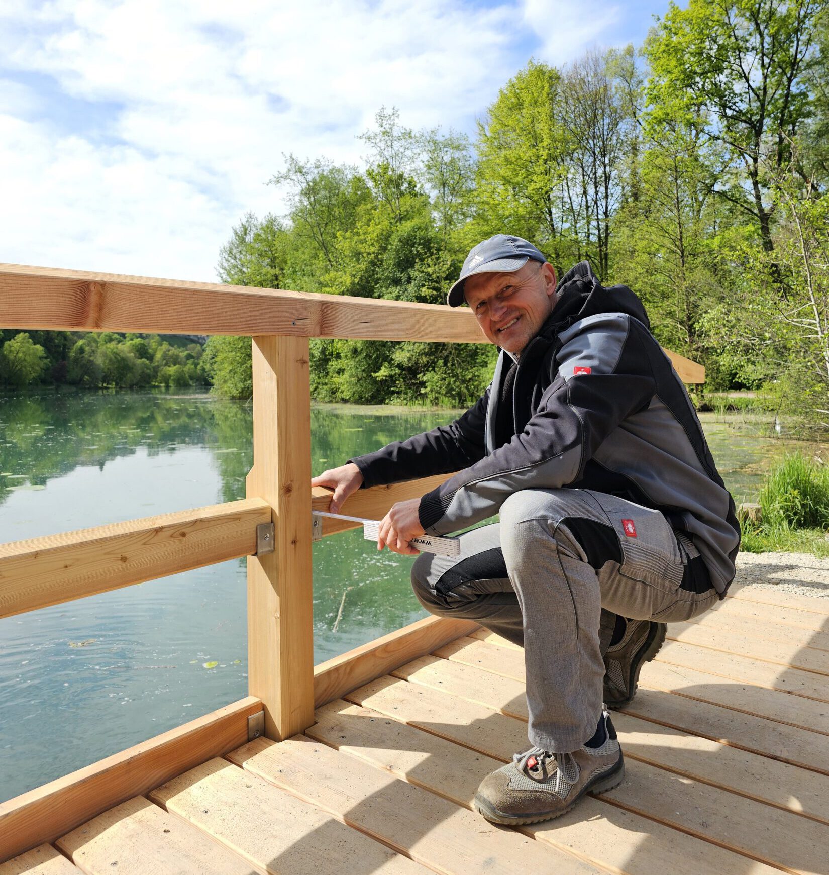 Christoph Bonauer, seit 25 Jahren städtischer Schreiner, kontrolliert, ob bei der neuen Wöhrseebrücke alles richtig verbaut wurde. Schon 1991, bei der letzten Sanierung der Brücke, war Bonauer beteiligt © Stadt Burghausen/ebh