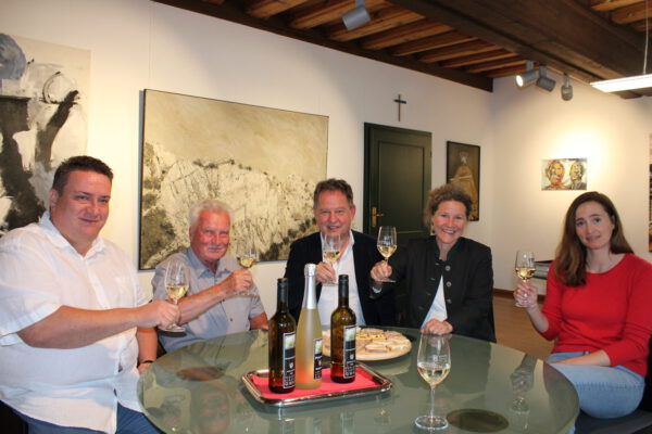 PM 125 Stadt Burghausen Gwax 2023 Genuss für die Sinne: (v.li.) Die Weinbauern Thomas und Curt Pfeifenthaler, Erster Bürgermeister Florian Schneider mit Ehefrau Sabina und Sarah Freudlsperger, Leiterin Umweltamt, genießen die ersten Tropfen des Gwax 2023