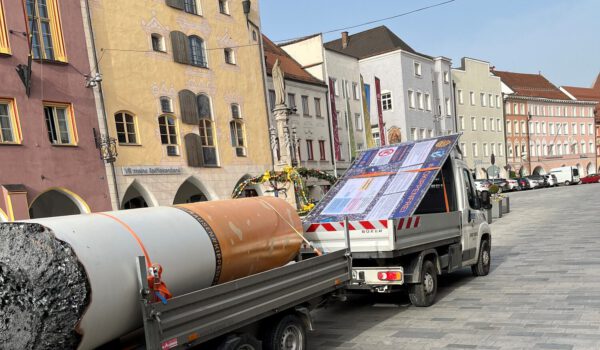 Die Riesenkippe feiert zweiten Geburtstag. In den letzten Wochen kam das Modell viel herum, sie stand zum Beispiel am Neuöttinger Stadtplatz. © Rotary Club Altötting-Burghausen