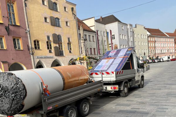 Die Riesenkippe feiert zweiten Geburtstag. In den letzten Wochen kam das Modell viel herum, sie stand zum Beispiel am Neuöttinger Stadtplatz. © Rotary Club Altötting-Burghausen