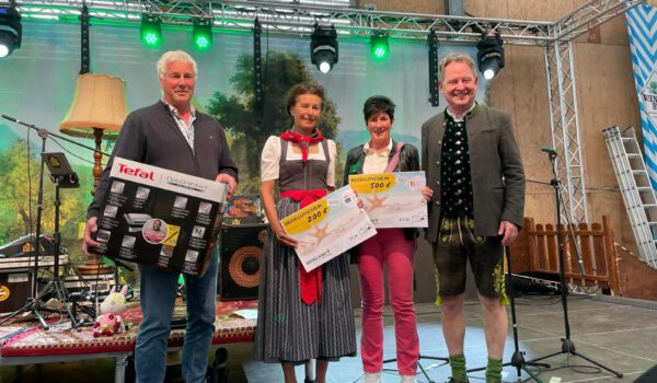 Auf der Mai-Wiesn das große Los gezogen: (v.l.n.r.) Martin Rucker vom Garchinger Bauamt, Anita Baumgartner von der Burghauser Touristik GmbH und Marion Gleinser vom Burghauser Meldeamt mit ihren Gewinnen sowie Erster Bürgermeister Florian Schneider. Fotocredit: Stefan Sajdak