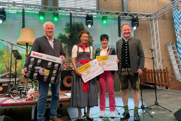 PM 132 Stadt Burghausen Tag der guten Nachbarschaft auf der Mai-Wiesn Auf der Mai-Wiesn das große Los gezogen: (v.l.n.r.) Martin Rucker vom Garchinger Bauamt, Anita Baumgartner von der Burghauser Touristik GmbH und Marion Gleinser vom Burghauser Meldeamt mit ihren Gewinnen sowie Erster Bürgermeister Florian Schneider. Fotocredit: Stefan Sajdak